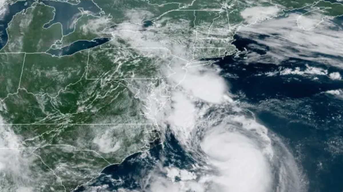 New York: Hurricane Henri shifts toward direct hit on Long ...