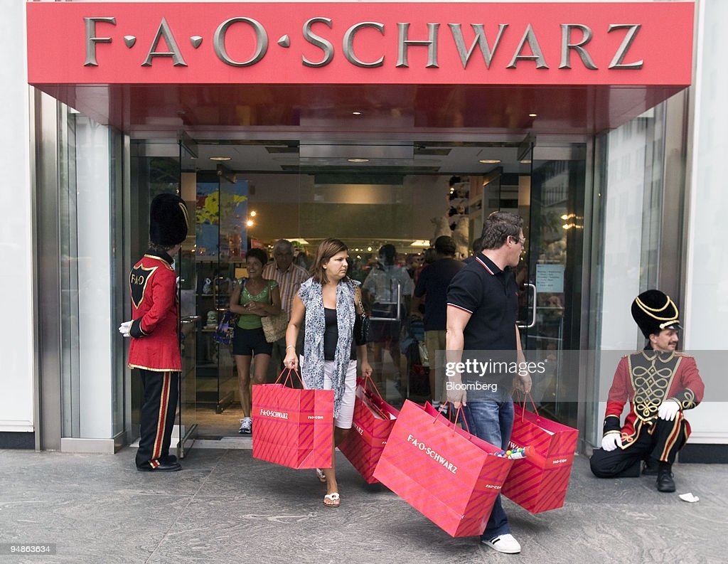 Shoppers carrying bags leave F.A.O. Schwarz on 5th Ave. in ...